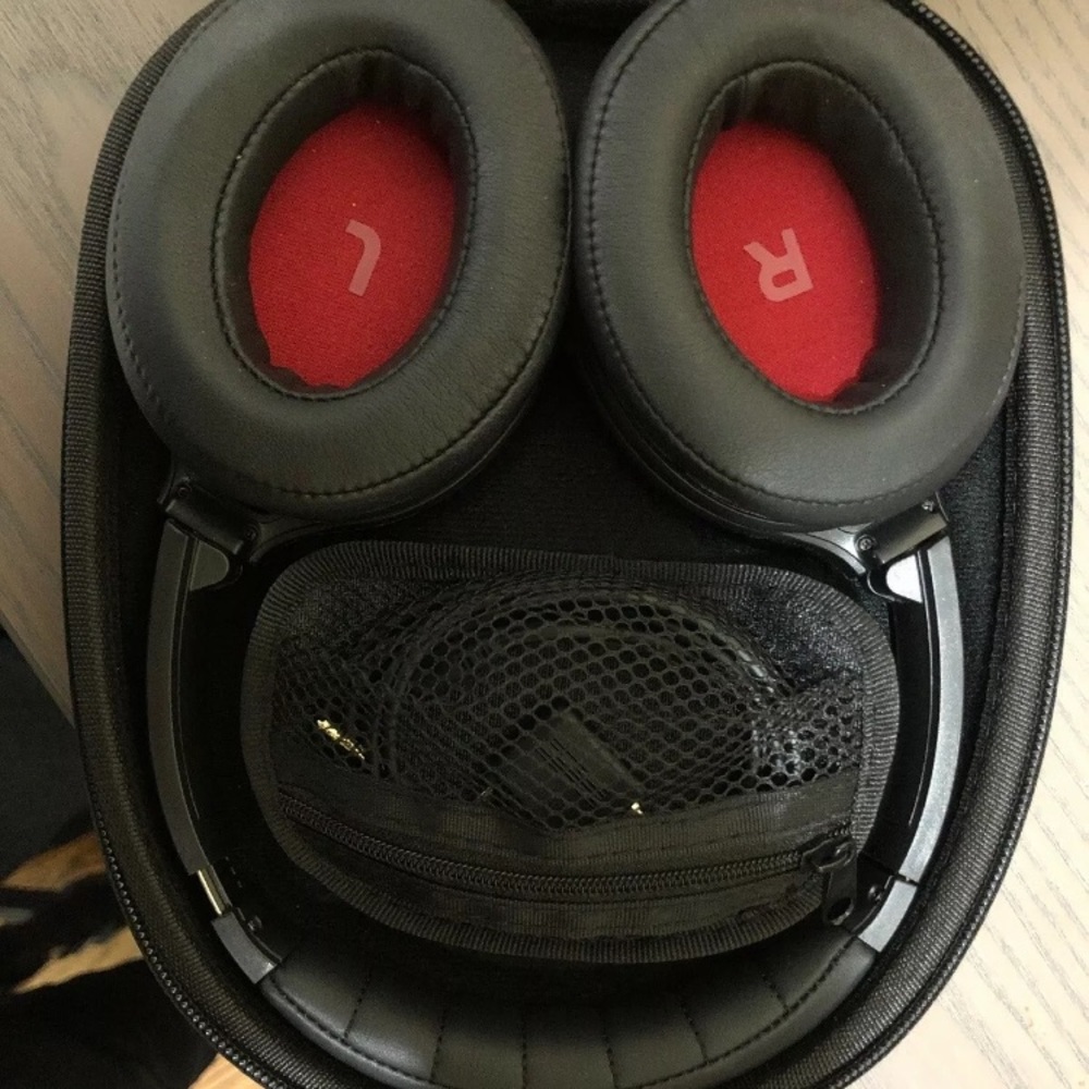 Hush CB3 wireless headphones